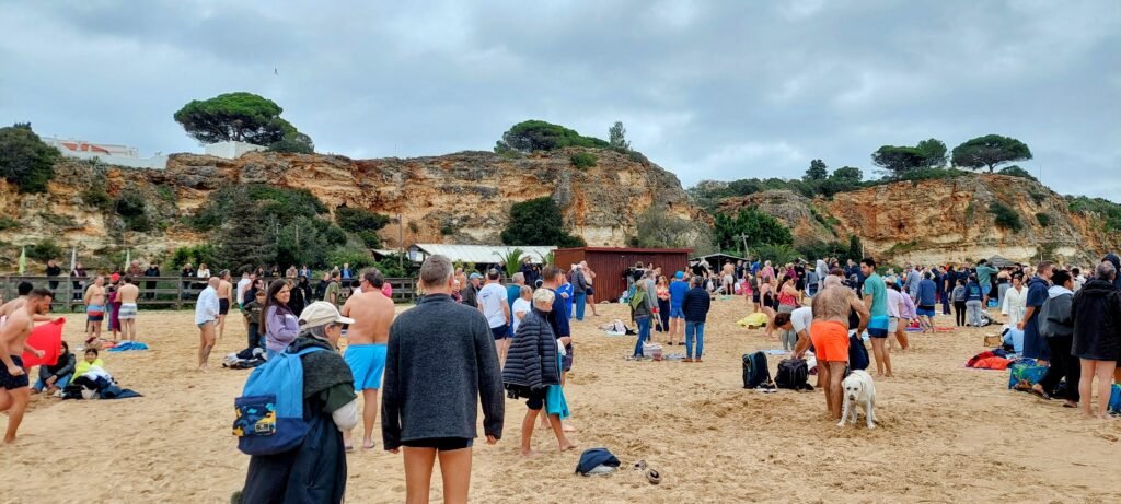 Ihmisiä Praia Grande-rannalla